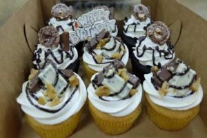 Dailycious Patisserie Cafe Chiang Mai birthday cupcakes